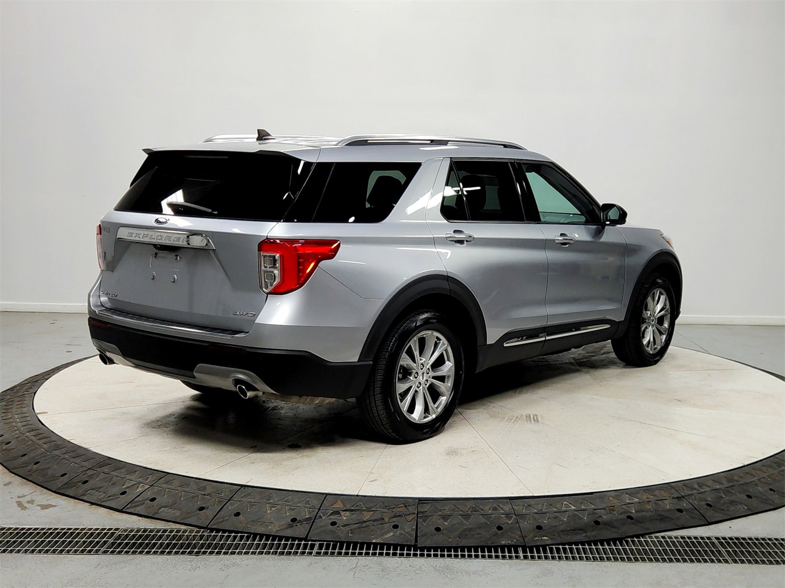 Used 2023 Ford Explorer Limited image 7