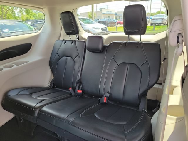 Used 2023 Chrysler Pacifica Touring-L FWD image 18