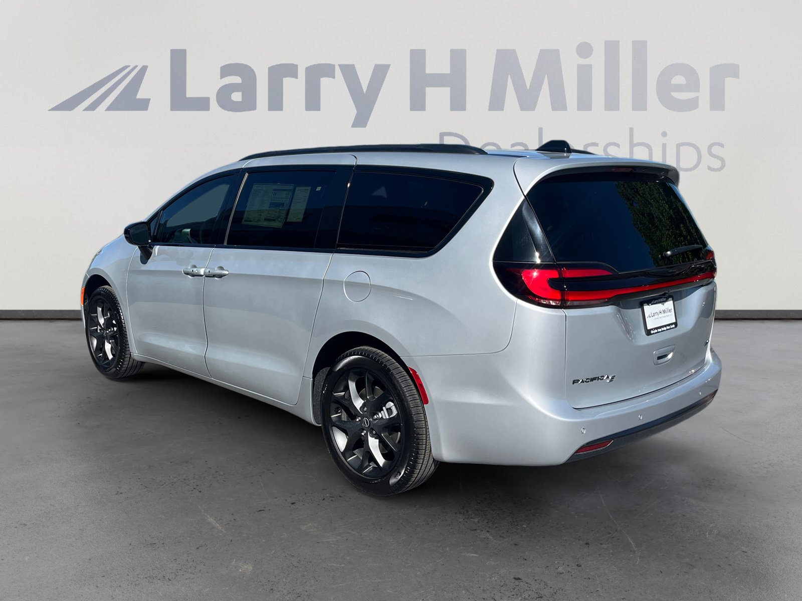 New 2026 Chrysler Pacifica Select w/ S Appearance Package AWD/4WD image 3