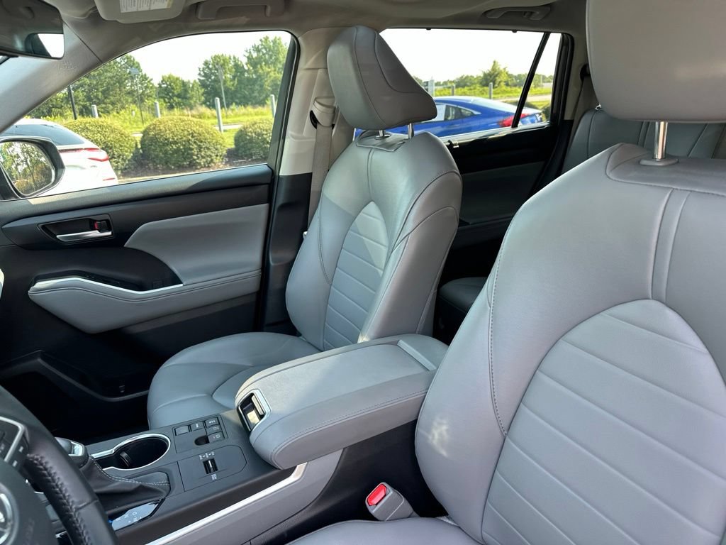 Used 2023 Toyota Highlander XLE FWD image 26
