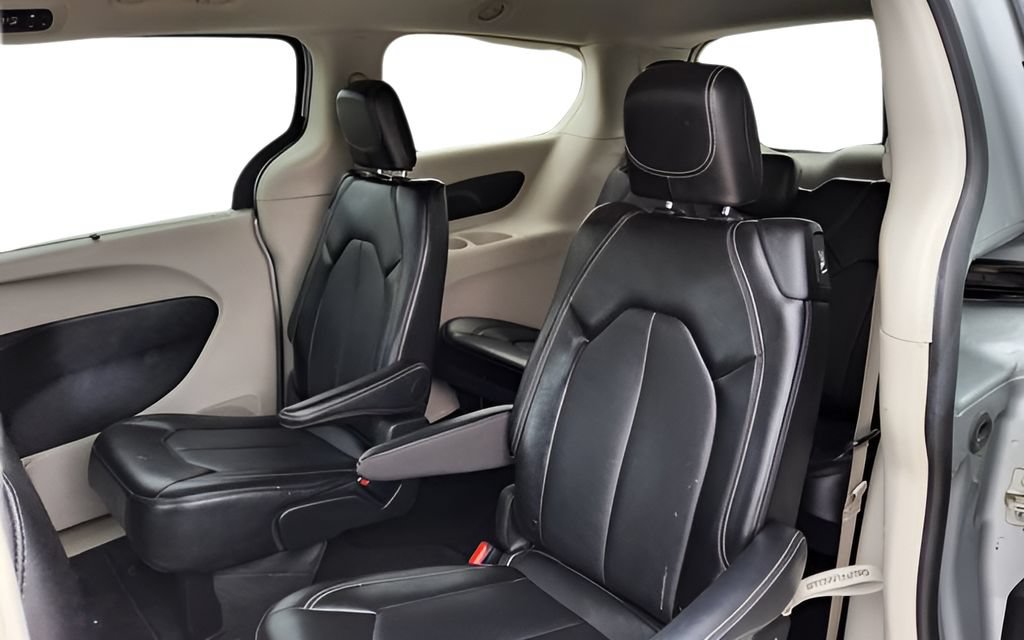 Used 2024 Chrysler Pacifica Touring-L FWD image 11