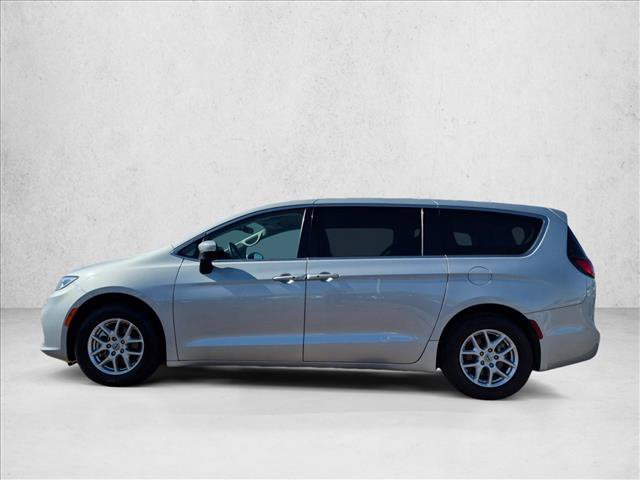 Used 2023 Chrysler Pacifica Touring-L FWD image 10