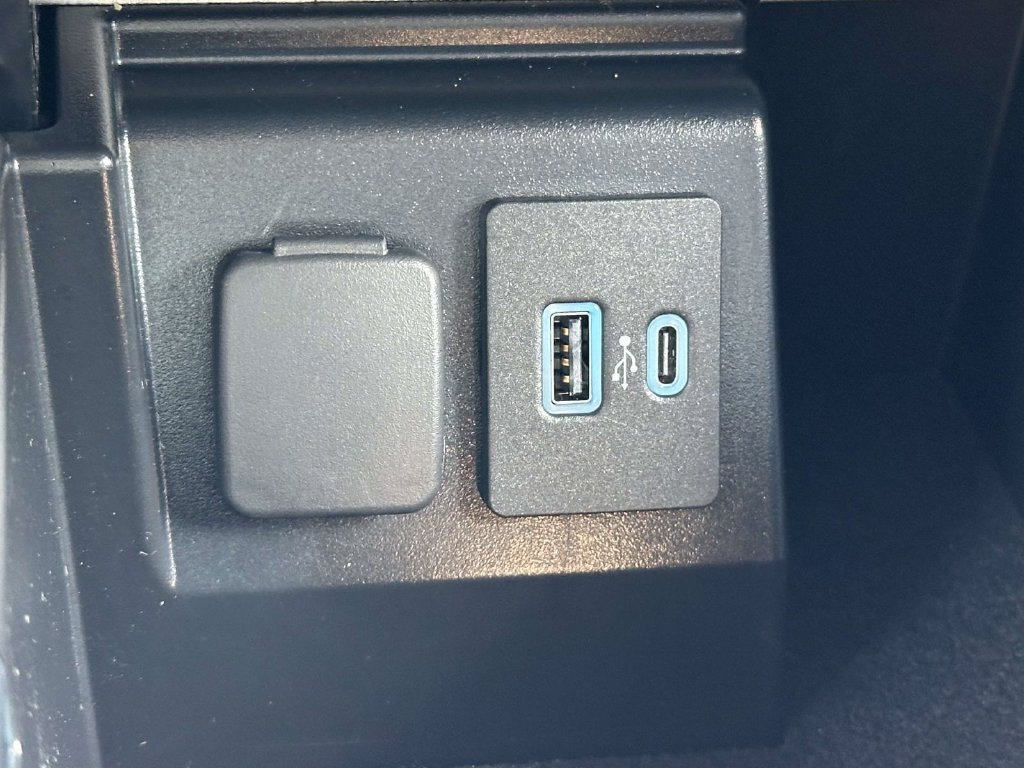 Used 2022 Ford Explorer XLT w/ Equipment Group 202A AWD/4WD image 21