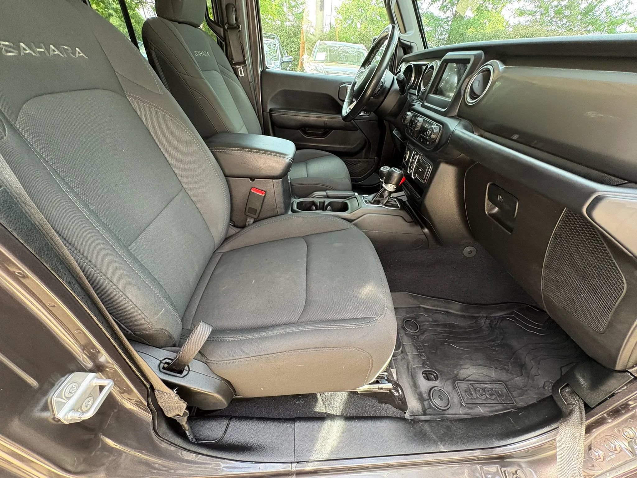 Used 2019 Jeep Wrangler Unlimited Sahara w/ LED Lighting Group AWD/4WD image 9
