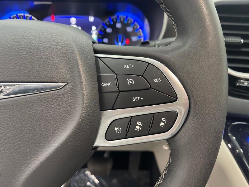 Used 2023 Chrysler Pacifica Touring-L image 30