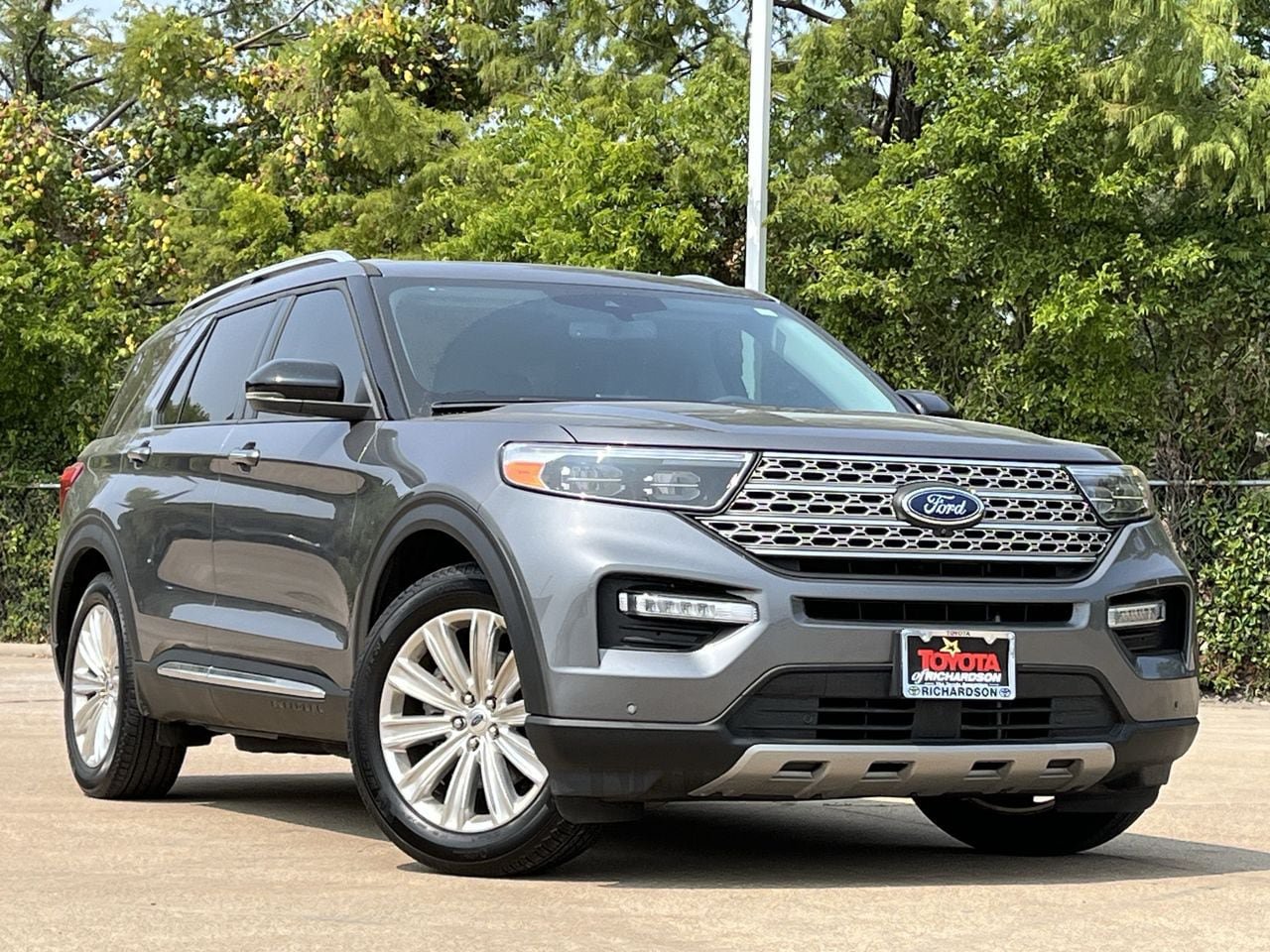 Used 2024 Ford Explorer Limited w/ Limited Technology Package RWD image 2