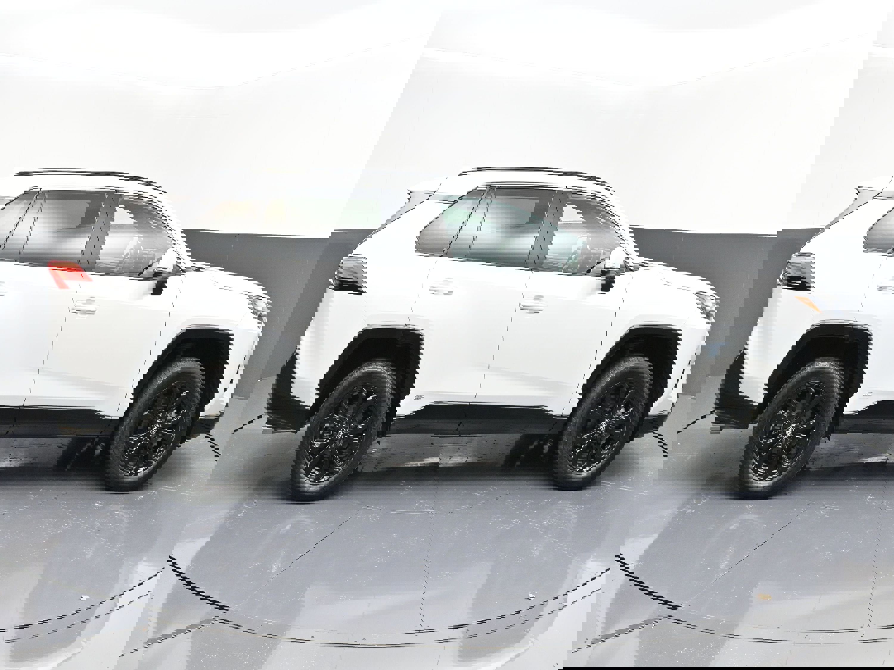 Used 2023 Toyota RAV4 SE image 8