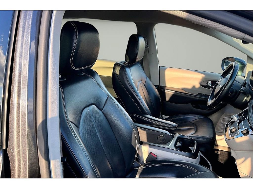 Used 2022 Chrysler Pacifica Touring-L image 8