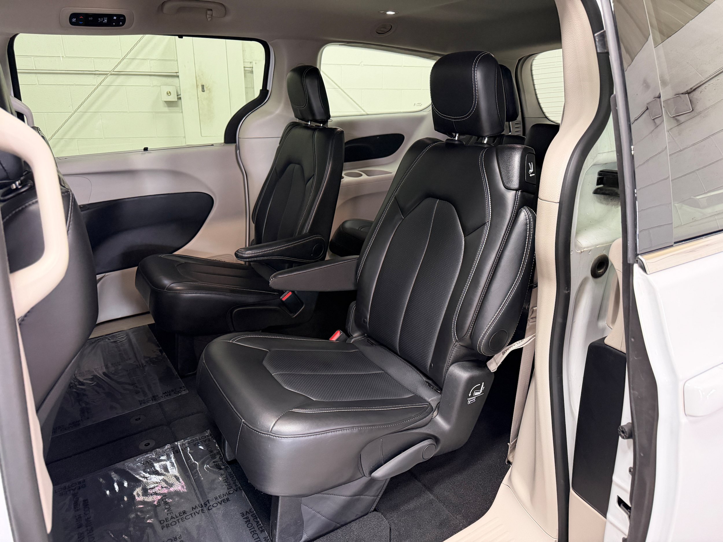 Used 2024 Chrysler Pacifica Touring-L FWD image 10