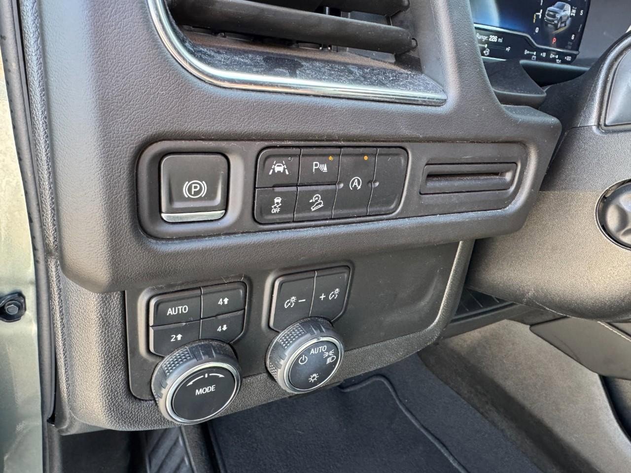 Used 2023 Chevrolet Suburban Premier AWD/4WD image 17