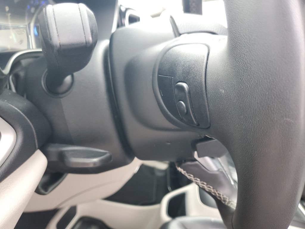 Used 2022 Chrysler Pacifica Touring-L FWD image 13