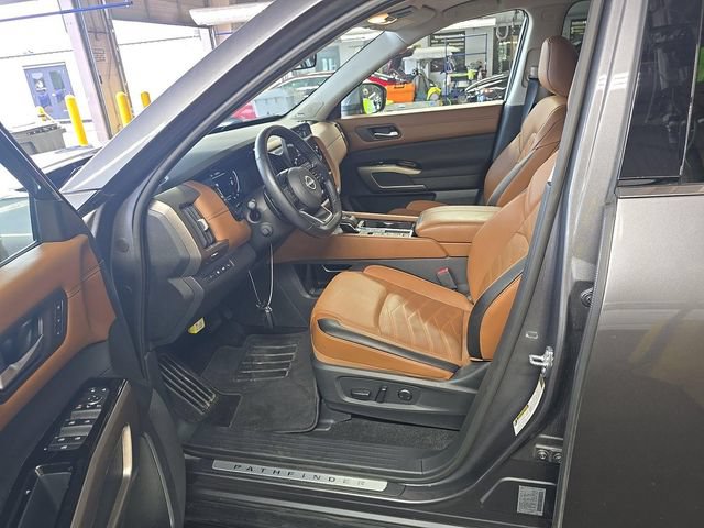 Used 2025 Nissan Pathfinder Platinum w/ Black Appearance Package FWD image 9