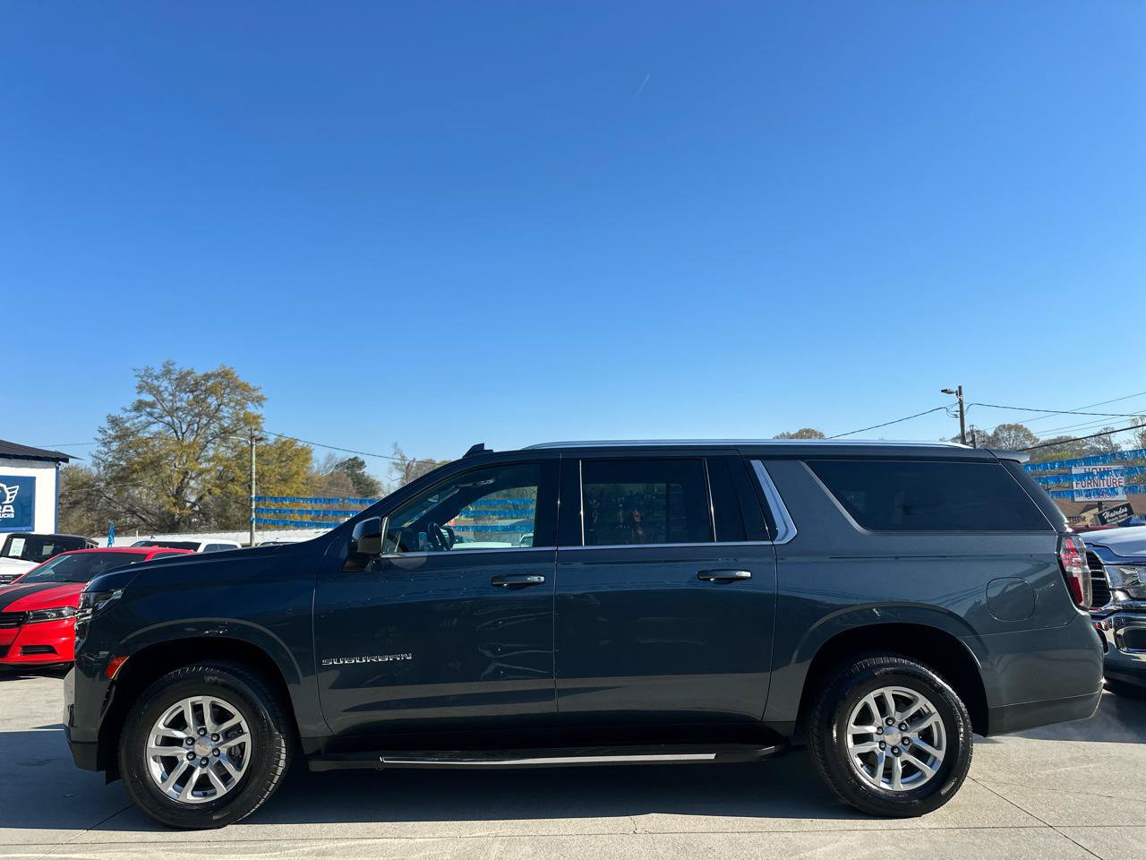 Used 2021 Chevrolet Suburban LT RWD image 4