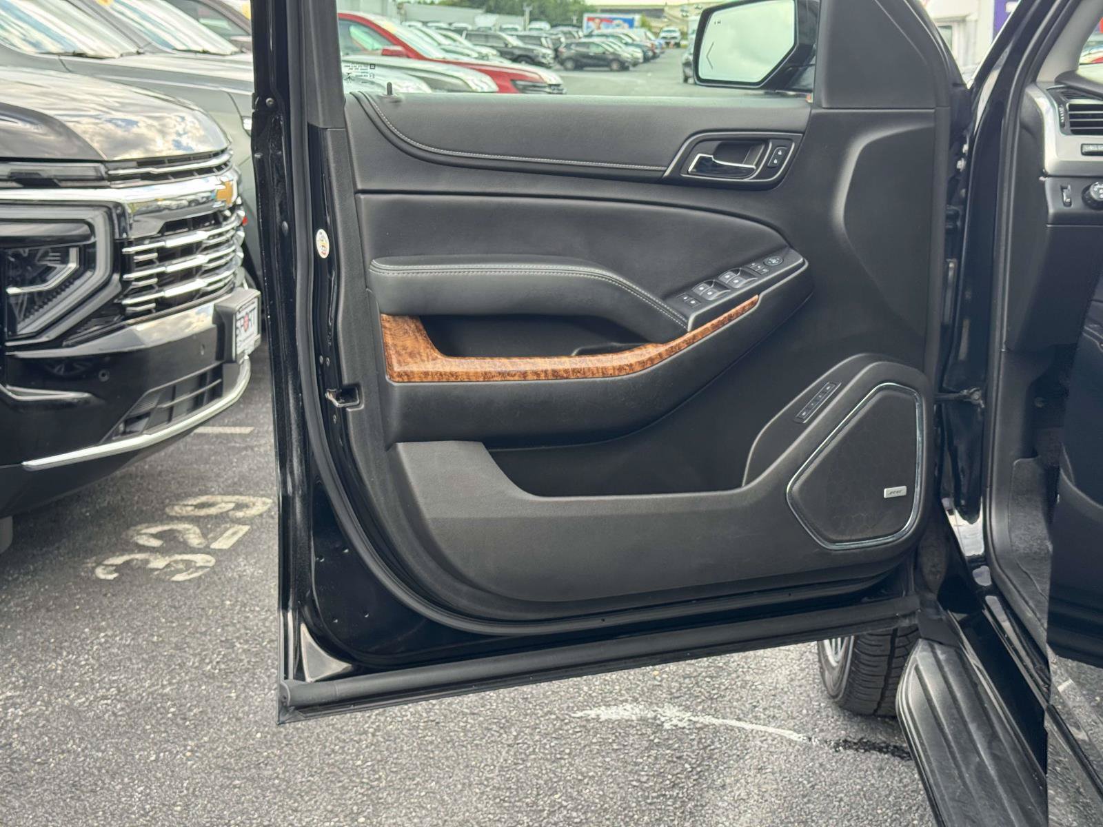 Used 2020 Chevrolet Suburban Premier AWD/4WD image 17