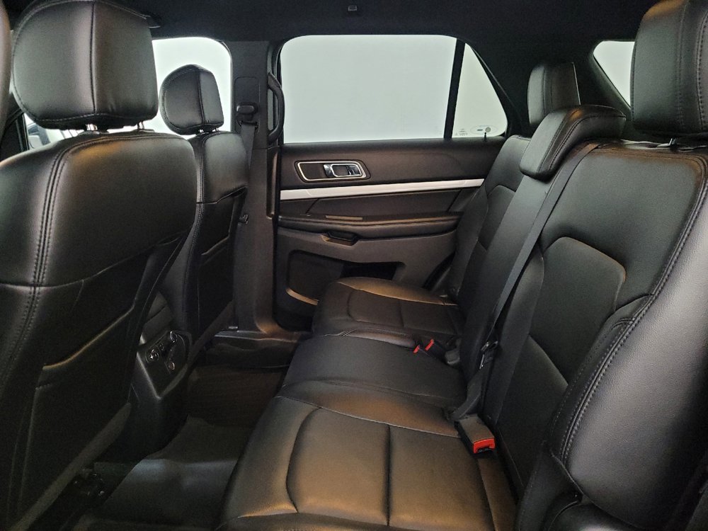 Used 2016 Ford Explorer XLT w/ Equipment Group 202A AWD/4WD image 18
