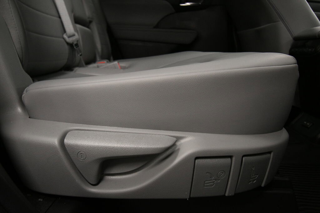 Certified 2023 Toyota Highlander XLE image 28