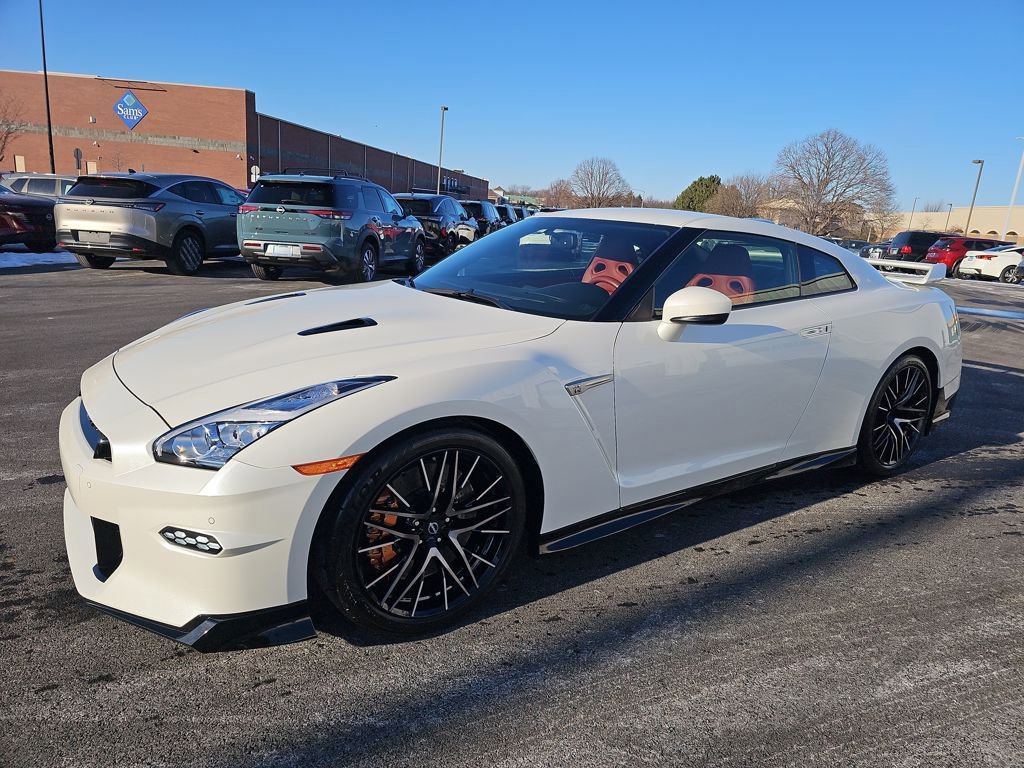 Used 2024 Nissan GT-R Premium w/ Premium Interior Package image 3