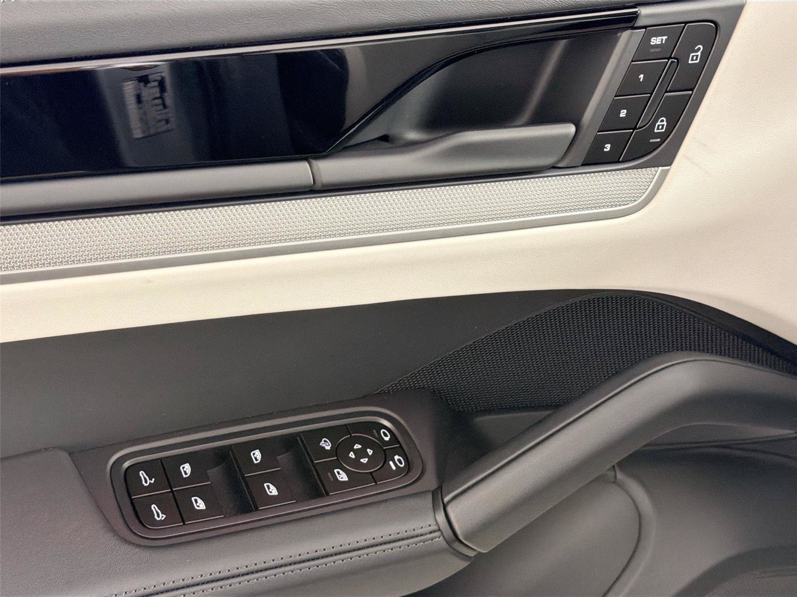 Certified 2026 Porsche Cayenne Coupe AWD/4WD image 31
