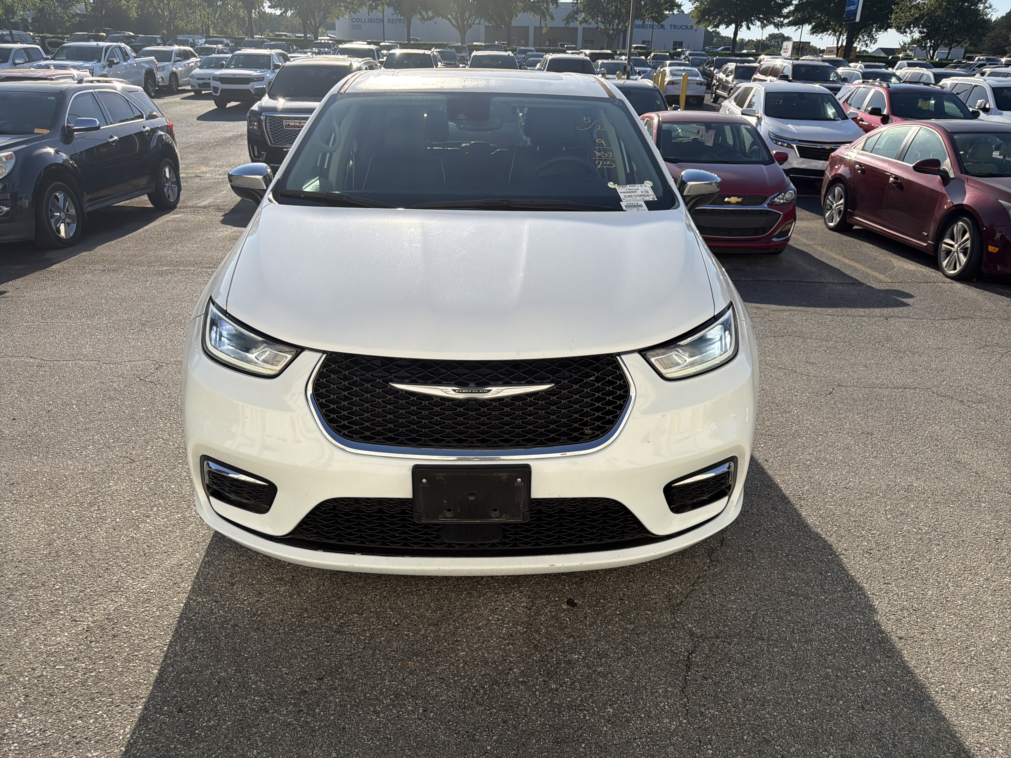 Used 2023 Chrysler Pacifica Limited FWD image 3