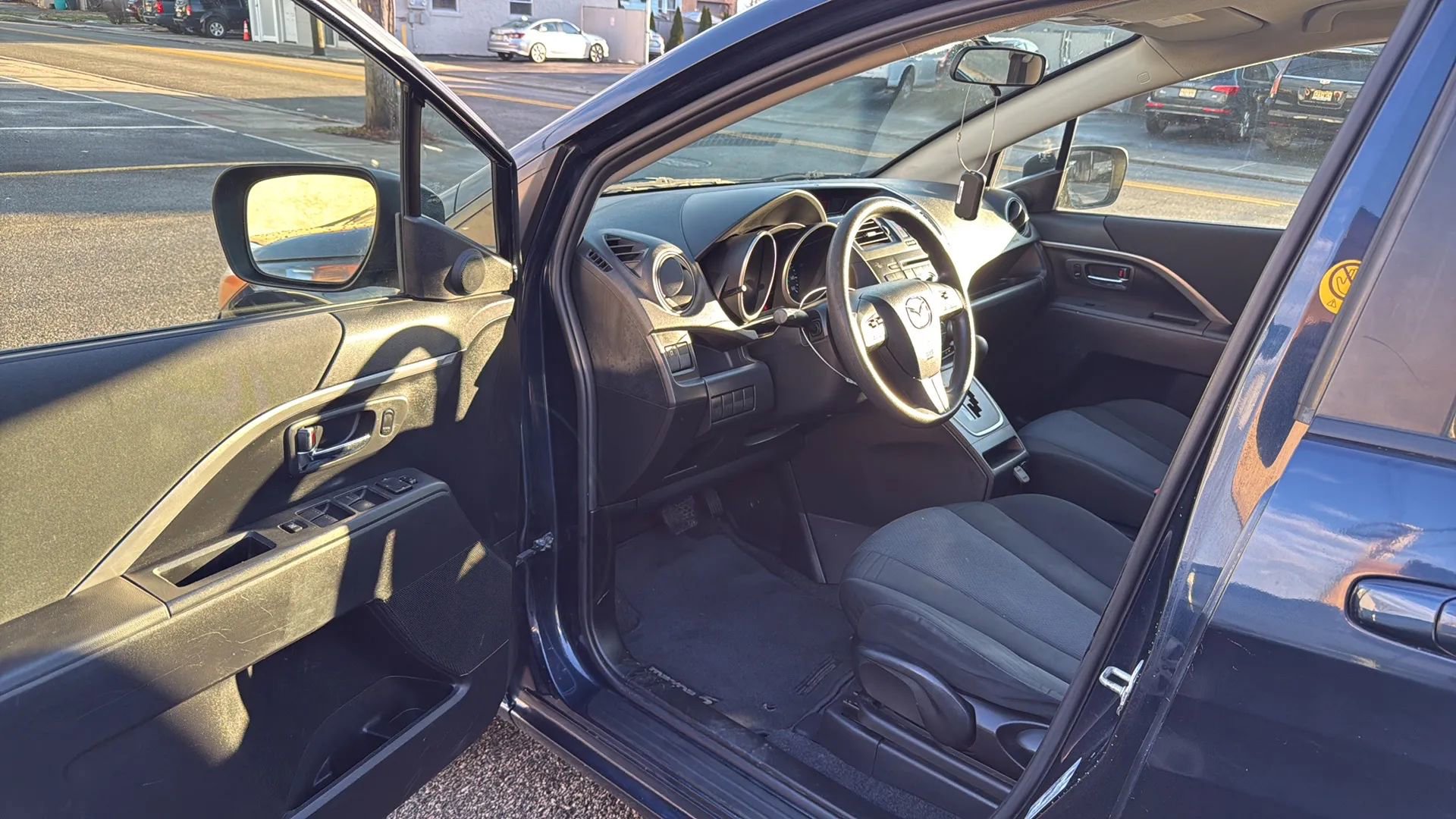 Used 2014 MAZDA MAZDA5 Sport image 23