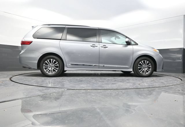 Used 2018 Toyota Sienna XLE FWD image 35