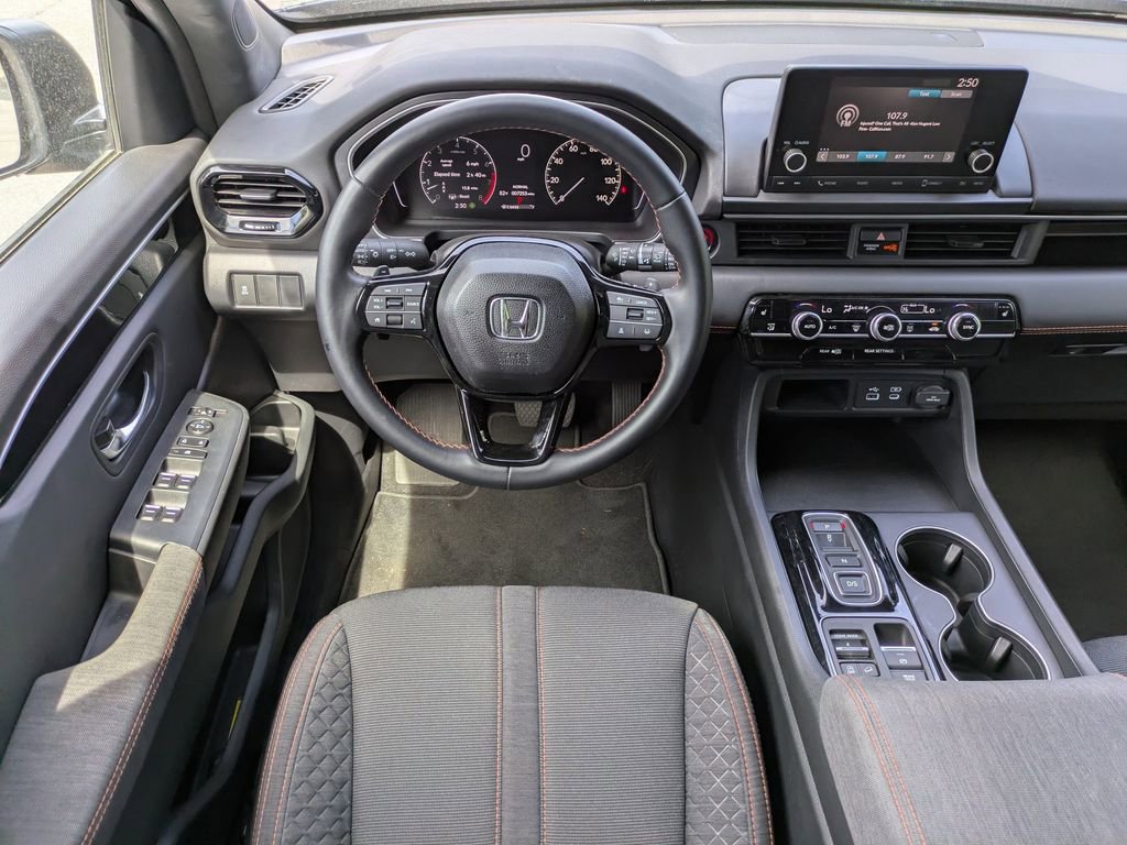 Used 2025 Honda Pilot Sport image 16