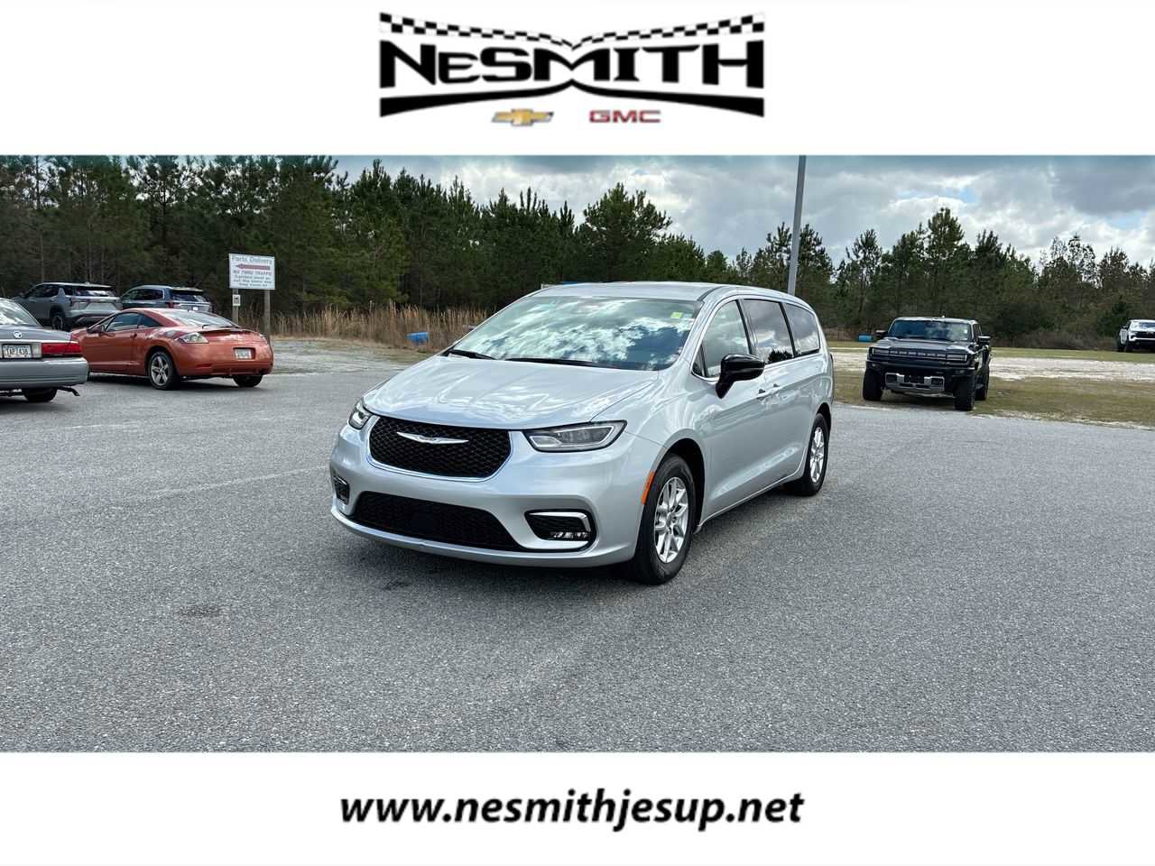 Used 2024 Chrysler Pacifica Touring-L image 1