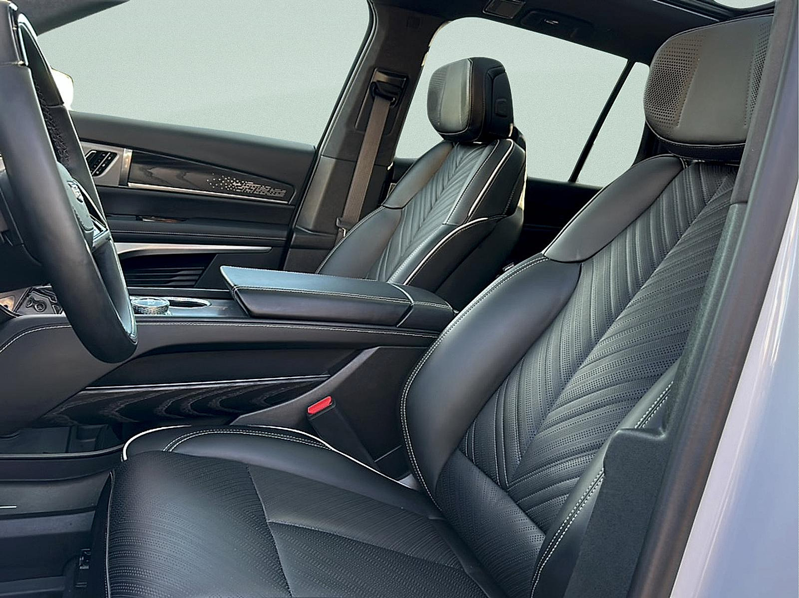 Certified 2026 Cadillac Vistiq Platinum w/ LPO, Floor Liner Package AWD/4WD image 9