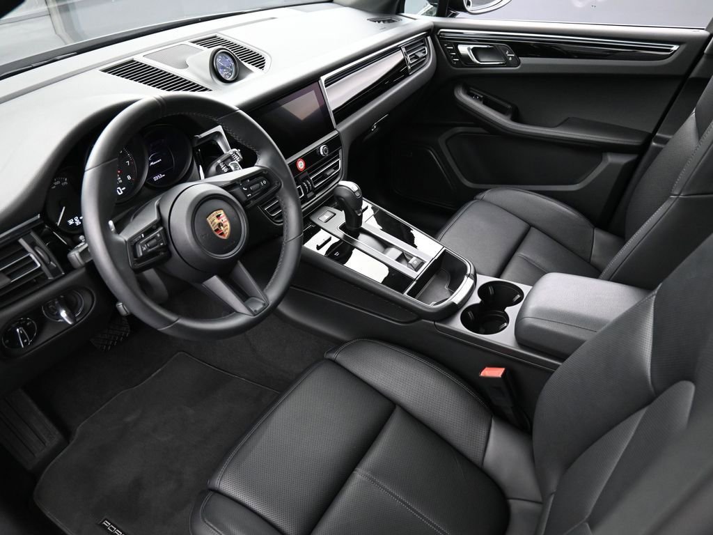 Certified 2025 Porsche Macan image 4