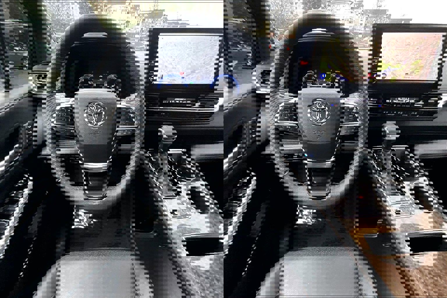 Used 2025 Toyota Sienna Platinum image 5