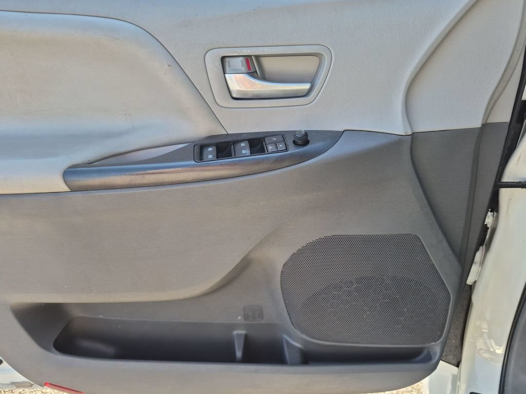 Used 2018 Toyota Sienna LE w/ Carpet Mat Package FWD image 34