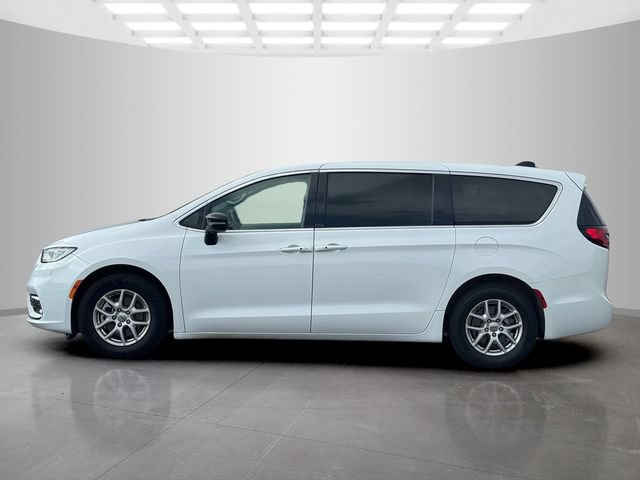 Certified 2024 Chrysler Pacifica Touring-L FWD image 4