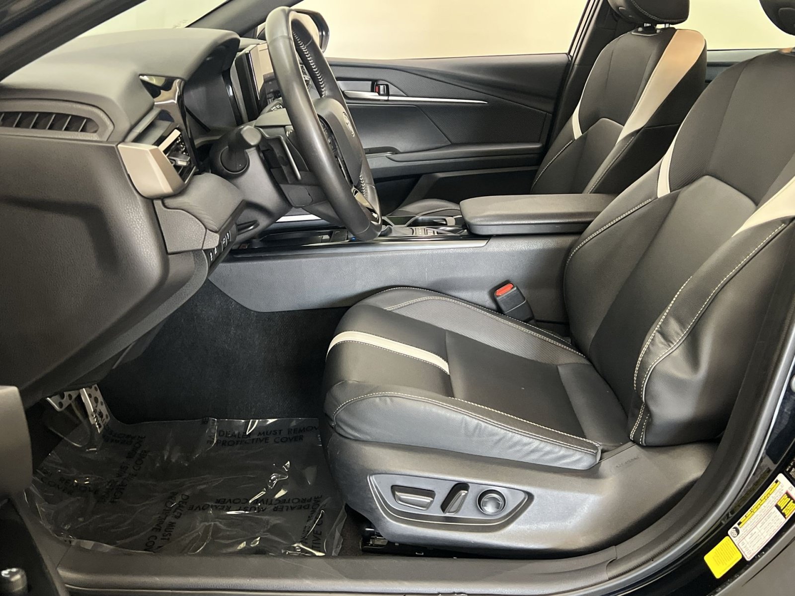 Used 2025 Toyota Camry SE FWD image 12