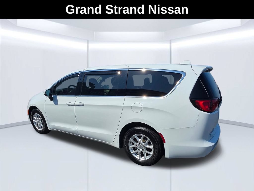 Used 2018 Chrysler Pacifica LX FWD image 3