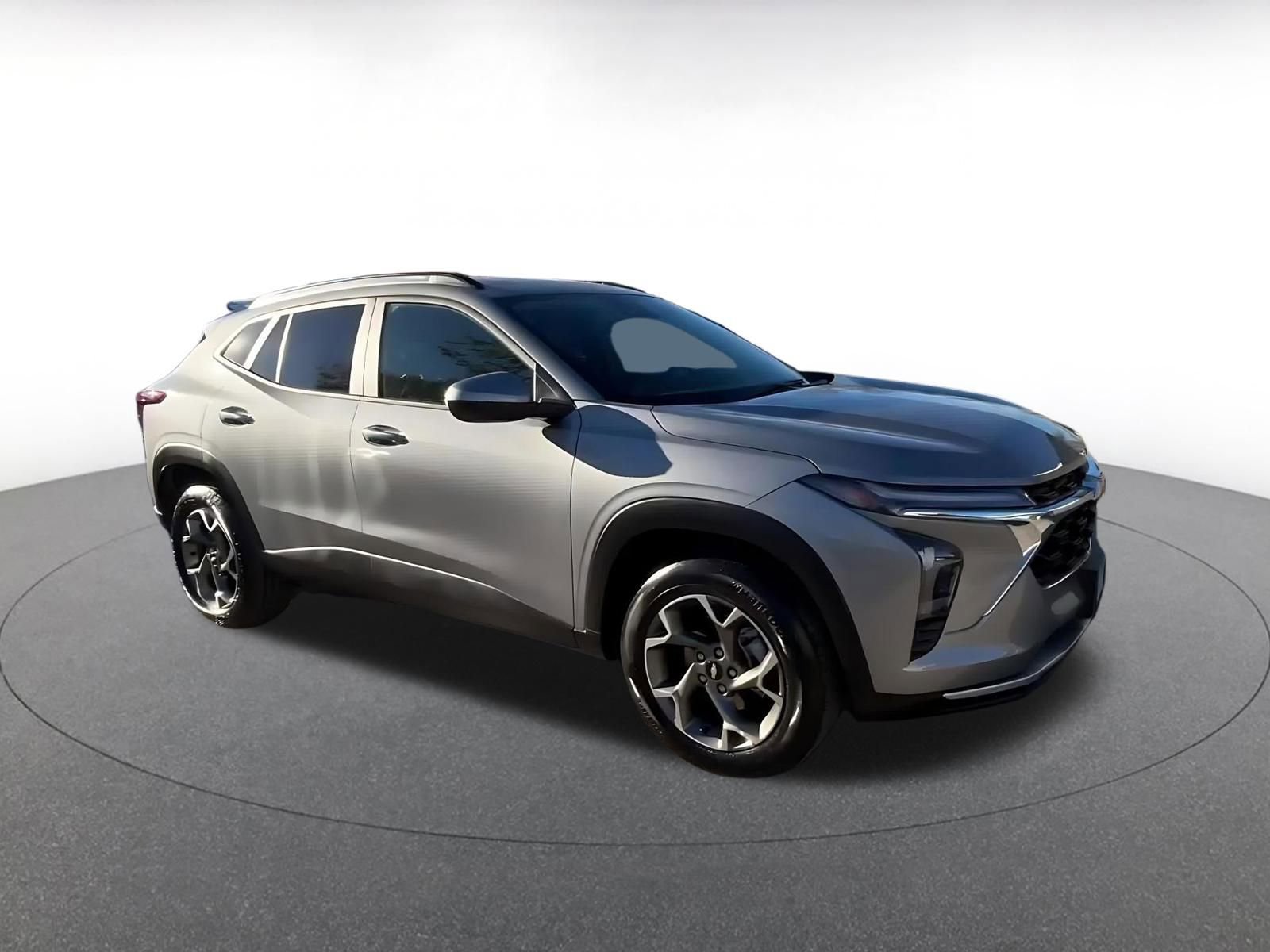 Used 2025 Chevrolet Trax LT image 2