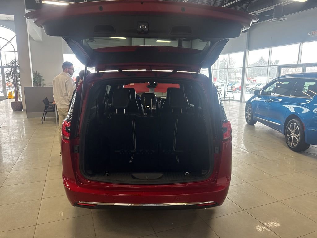 New 2025 Chrysler Pacifica Select image 47