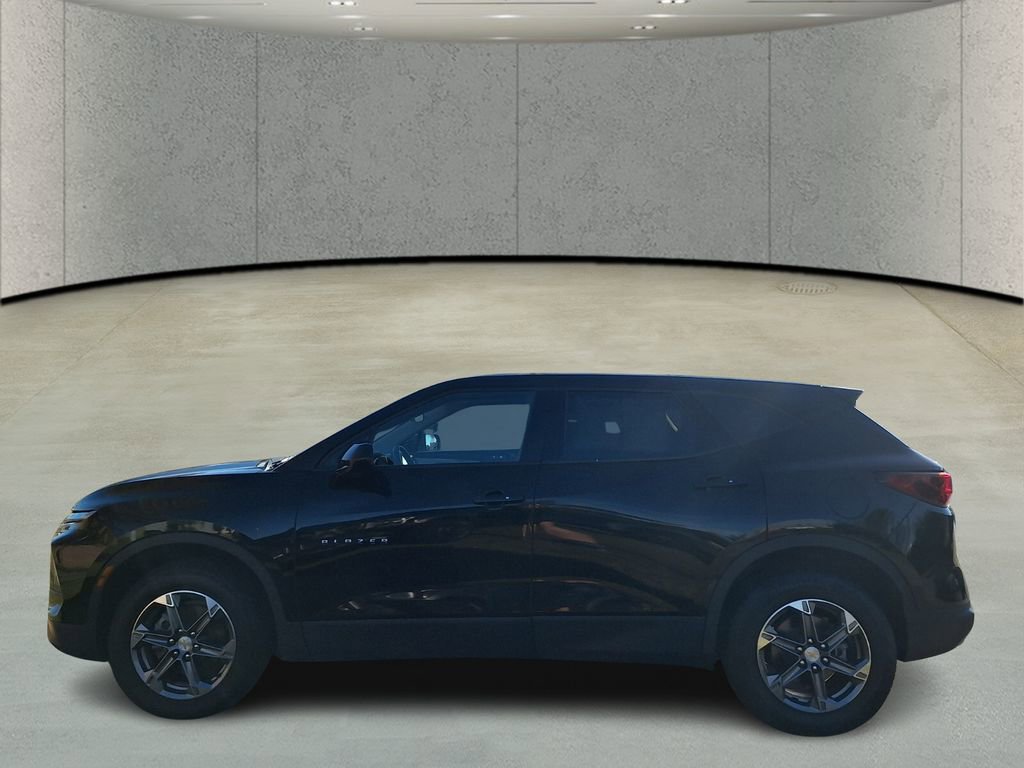 Used 2023 Chevrolet Blazer LT image 2