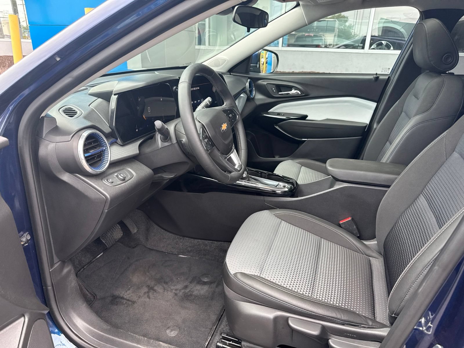 Used 2024 Chevrolet Trax LT w/ Sunroof Package FWD image 15