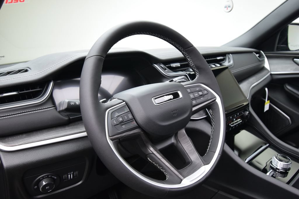 New 2025 Jeep Grand Cherokee L Limited w/ Luxury Tech Group II AWD/4WD image 19