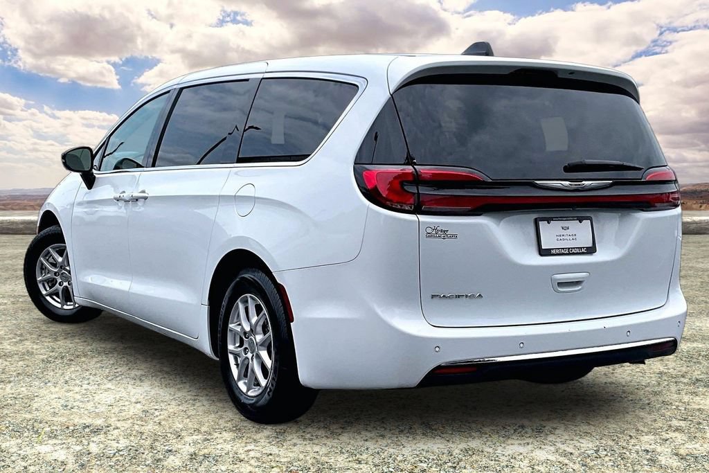 Used 2024 Chrysler Pacifica Touring-L FWD image 4