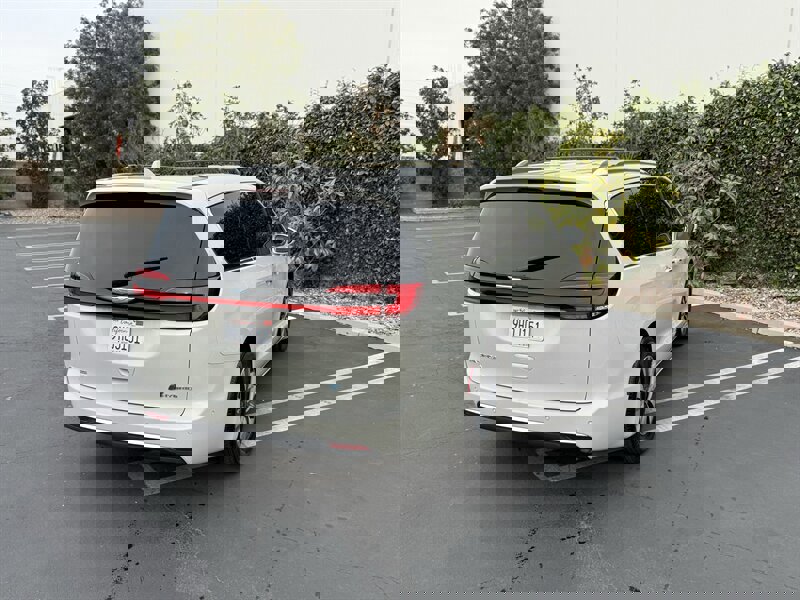 Used 2021 Chrysler Pacifica Touring-L image 10