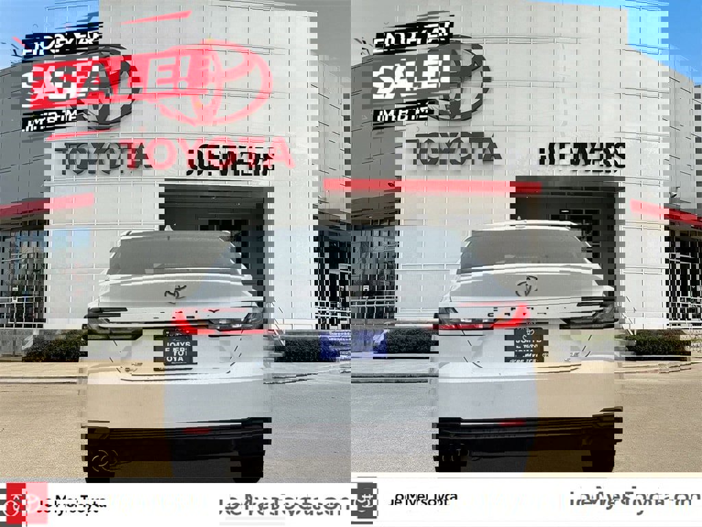 Used 2025 Toyota Camry SE image 9