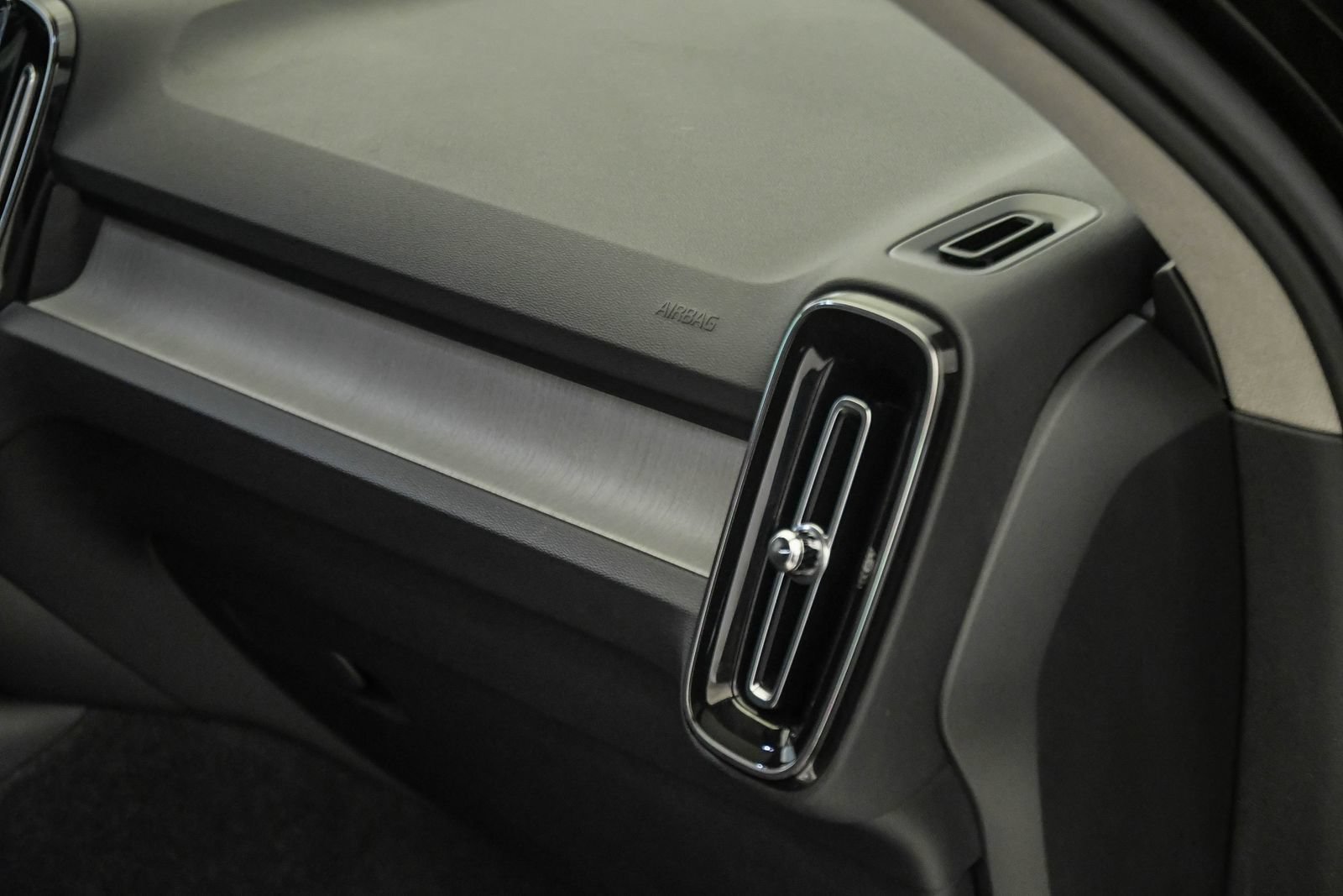Certified 2026 Volvo XC40 B5 Plus AWD/4WD image 15
