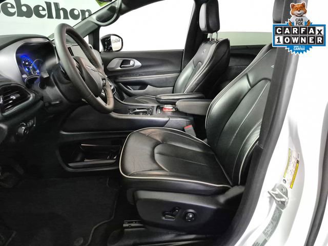 Used 2025 Chrysler Pacifica Limited image 9