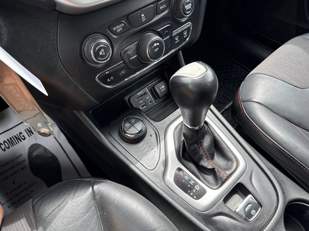 Used 2015 Jeep Cherokee Trailhawk AWD/4WD image 37