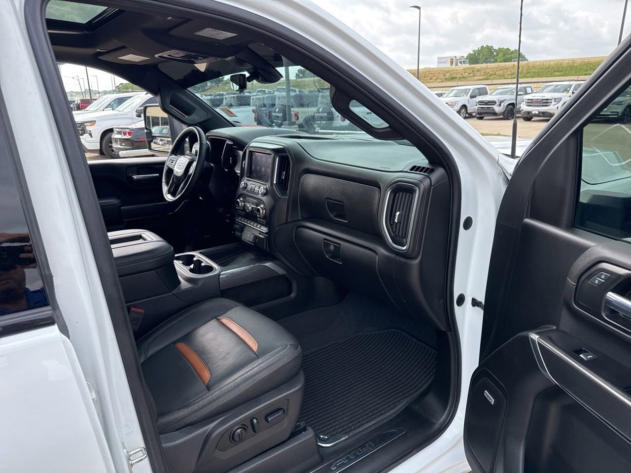 Used 2022 GMC Sierra 2500 AT4 w/ AT4 Premium Plus Package AWD/4WD image 14