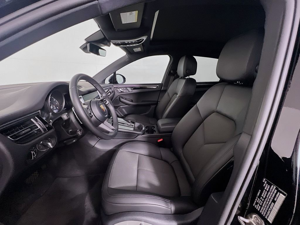 Certified 2023 Porsche Macan image 5