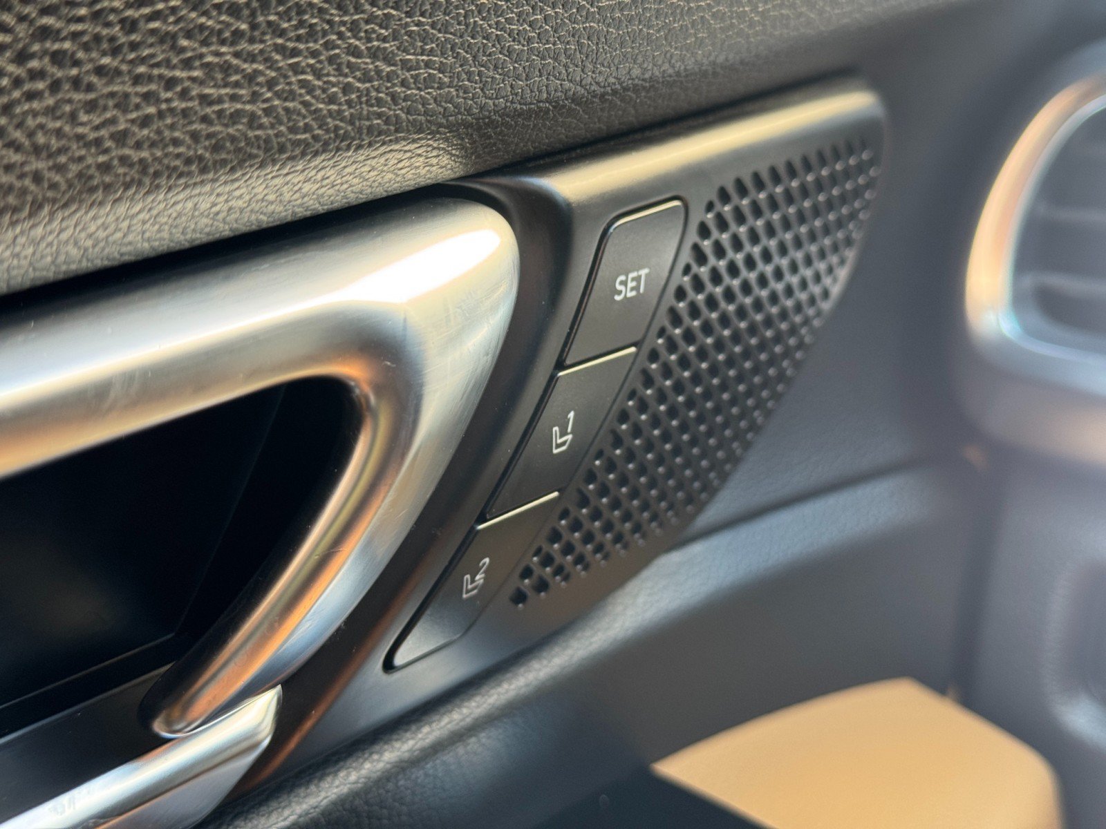 Used 2020 Kia Telluride SX w/ Towing Package FWD image 17