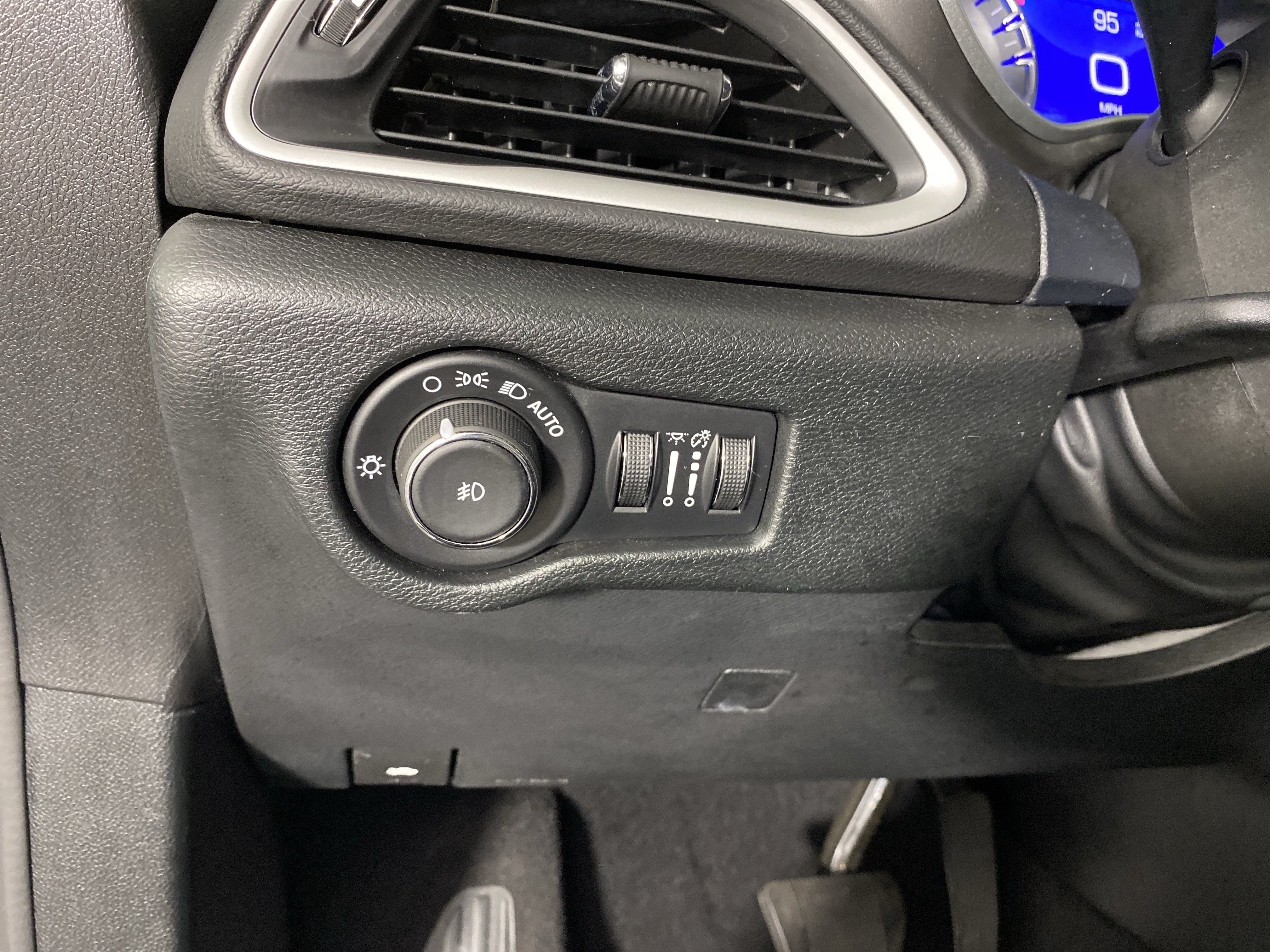 Used 2025 Chrysler Pacifica Select FWD image 36