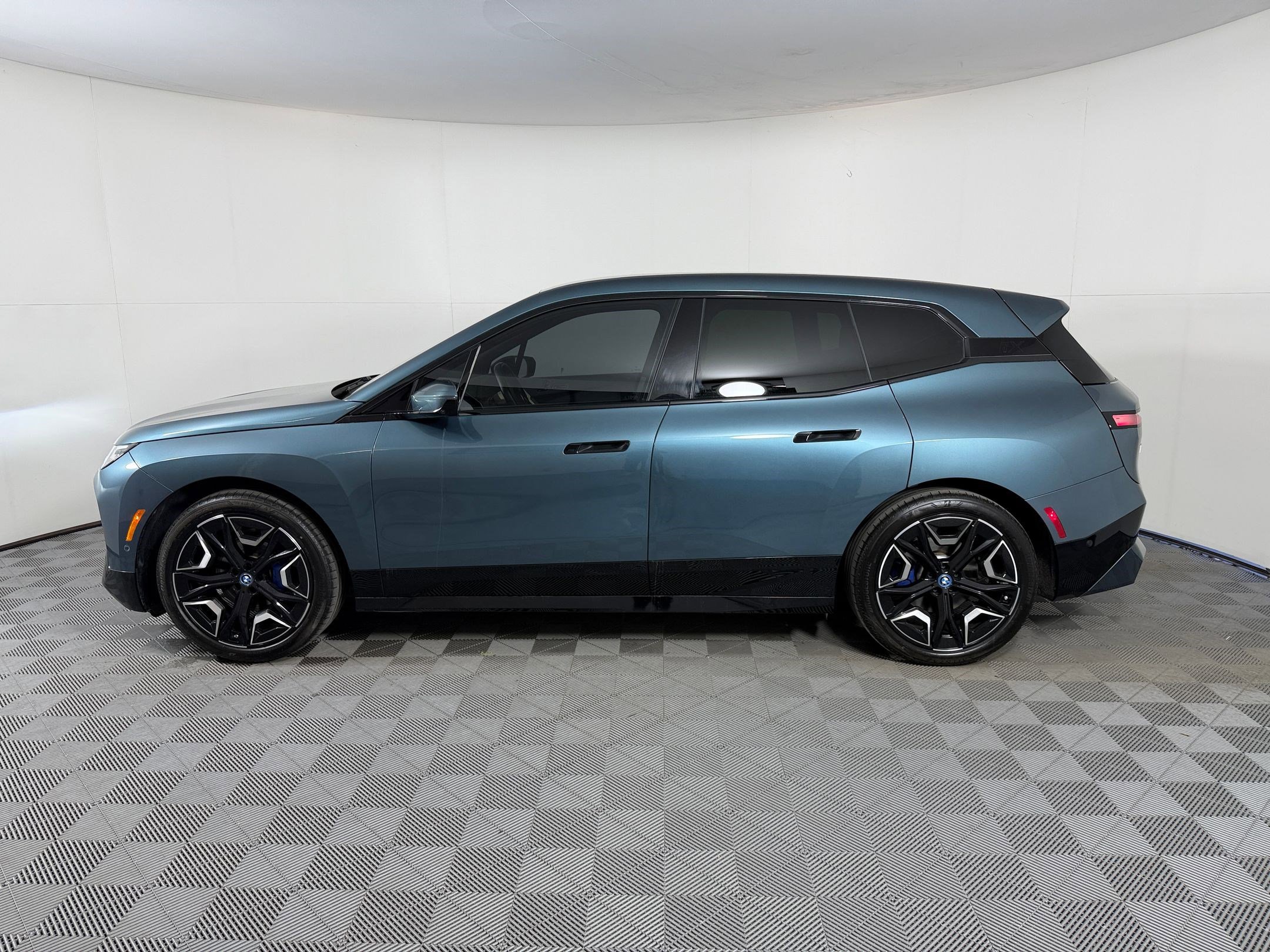 Certified 2023 BMW iX xDrive50 w/ Premium Package AWD/4WD image 2